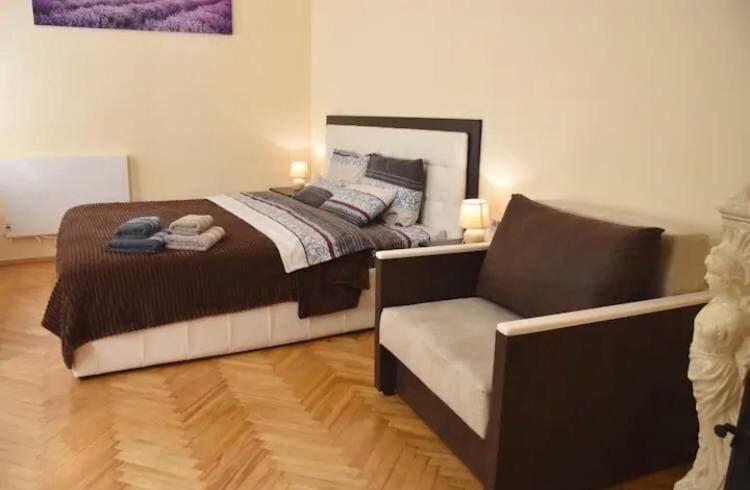 White Rooms On City Center Лвив Екстериор снимка